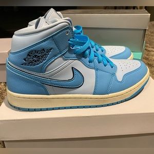 Jordan 1 Mid Ice Blue
